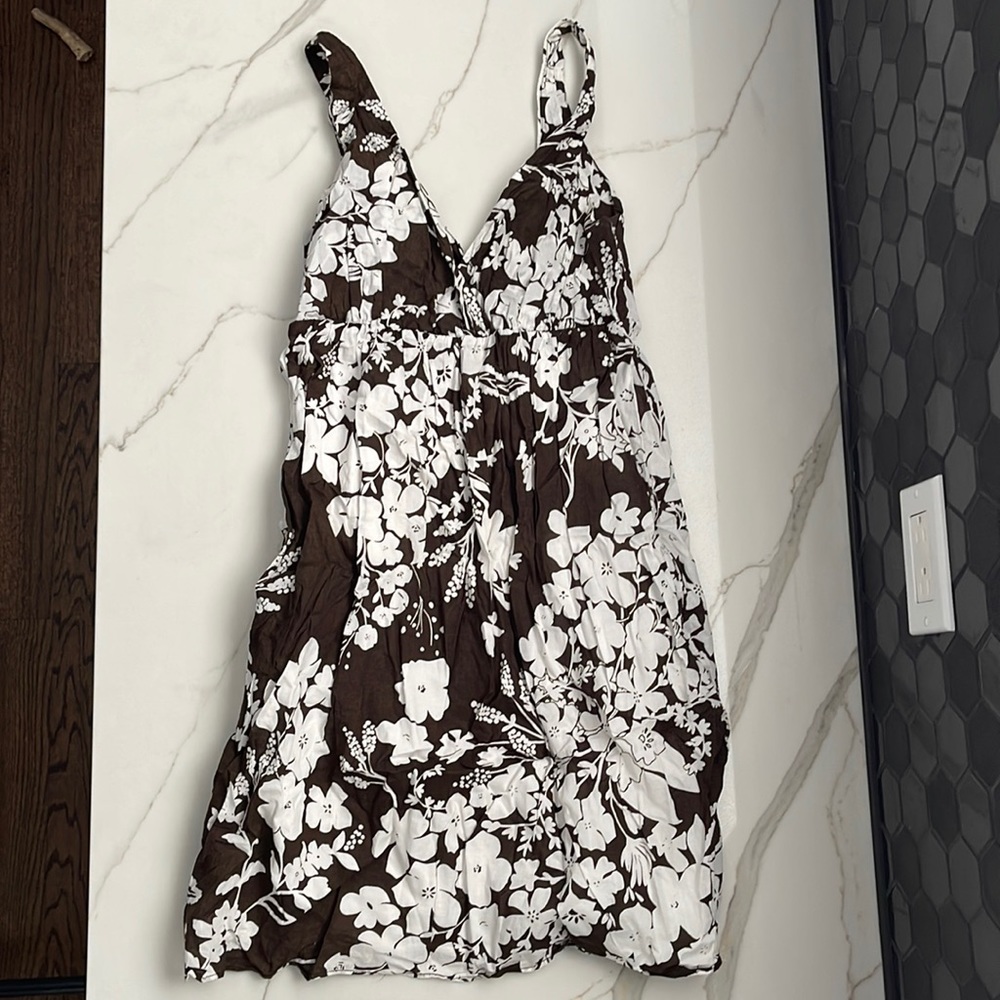 Old Navy summer dress. Chocolate brown & white flowers. Size medium.